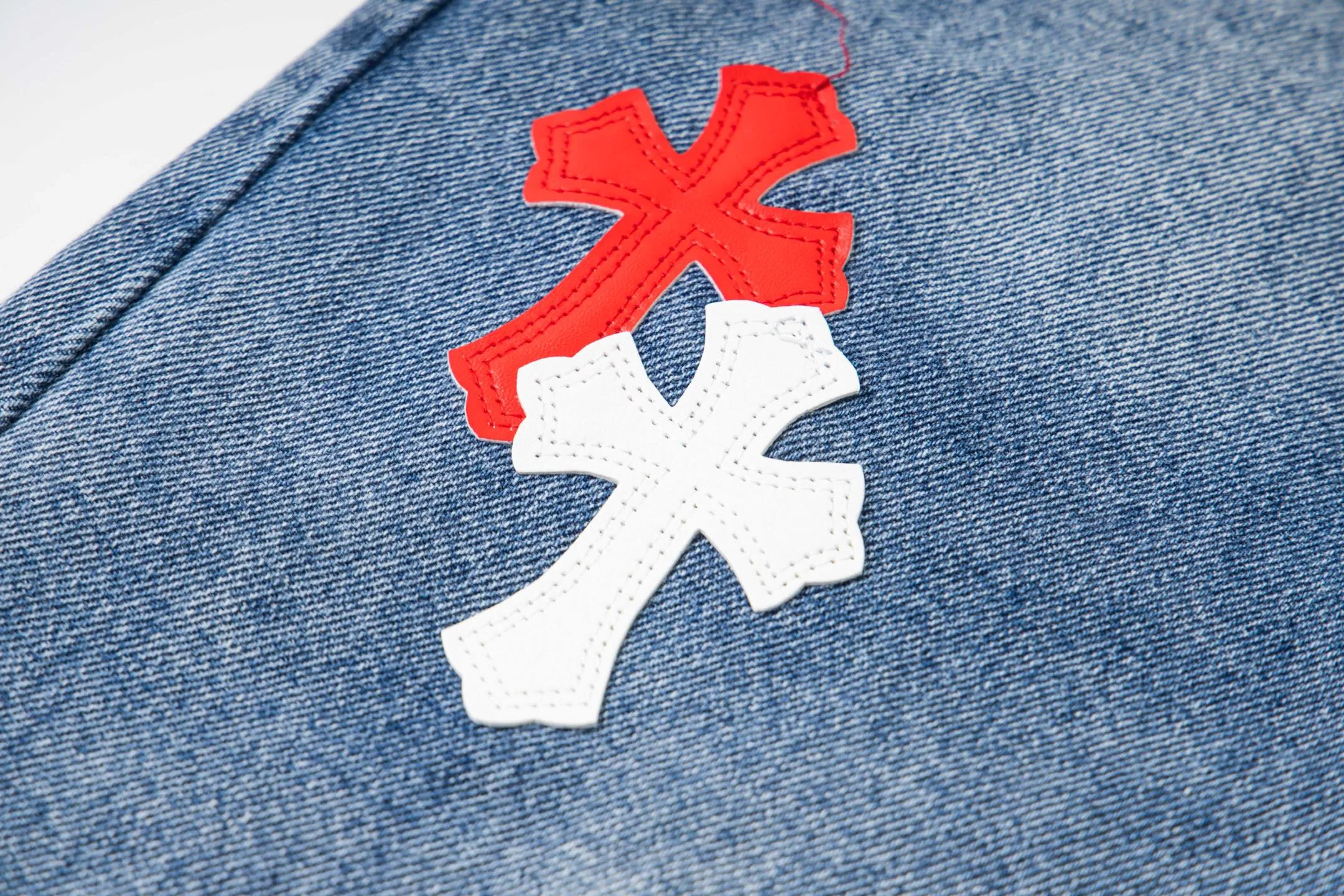 P260 Chrome Hearts Light Blue Pants Sanskrit Red and White Leather Jeans CH jeans need to be washed and then dismantled and hand-stitched with sheepskin cross leather and then spliced ​​together. The whole piece has too many craftsmanship to explain. The patchwork cross pattern is embellished, and the high-waisted washed jeans! ! Absolutely high-end luxury products, god-level single products and super popular products, made with top heavy industry, a must-see magic weapon. Customized hardware. The fabric is thick and soft after washing. It has good breathability. Customized small leather label. Unique design. The details are simple and elegant, and the workmanship is exquisite. The entire trousers are neatly routed and the details are in place! It’s so cool that both men and women can easily control the genderless trend! Style number: 1802# Color: blue Size: 28 30 32 34